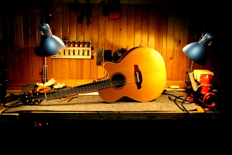 Gitara akustyczna na stole warsztatowym w pracowni Luthier